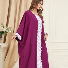 استمتعي بالجاذبية المتلألئة للجلابية الحريرية، التي تنضح بحس فني | يتميز بأكمام فضفاضة على شكل جناح الخفاش، ورقعة جاكار معقدة