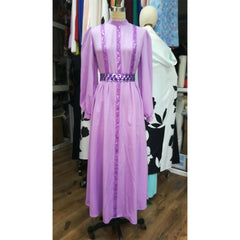 فستان طويل على الموضة الإسلامية للسيدات بلون سادة