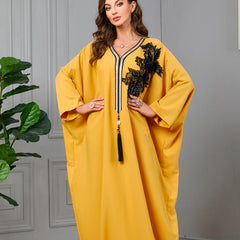 تمتع براحة وأناقة الجلابية المزينة بالخرز والتطريزات والتفاصيل