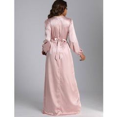 فستان عصري ونحيف برقبة على شكل حرف V مع ربطة خصر، ينضح بالأناقة