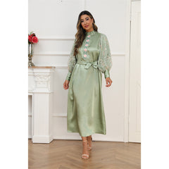 فستان طويل من الحرير المطرز بلون سادة