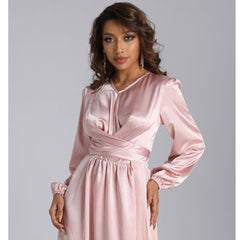 فستان عصري ونحيف برقبة على شكل حرف V مع ربطة خصر، ينضح بالأناقة