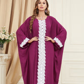 استمتعي بالجاذبية المتلألئة للجلابية الحريرية، التي تنضح بحس فني | يتميز بأكمام فضفاضة على شكل جناح الخفاش، ورقعة جاكار معقدة