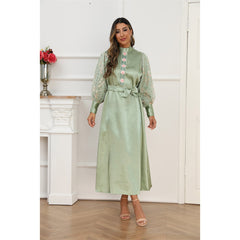 فستان طويل من الحرير المطرز بلون سادة