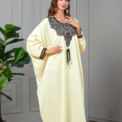 استمتعي بسحر الجلابية مع زخارف مطرزة، وزخرفة من الدانتيل الرقيق على الأساور، ولمسات شرابة، وأكمام فضفاضة على شكل جناح الخفاش