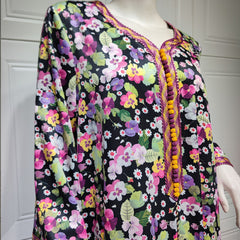 Jalabiya Experience the uniqueness of a floral-printed jalabiya adorned with handwoven accents providing a blend of softness , comfort and distinctiveness