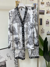 طقم بيجامات من الحرير الجليدي الثقيل بنمط الربيع والخريف 2023 نمط بسيط وخفيف يمكن الخروج ملابس منزلية بأكمام طويلة طقم مكون من قطعتين