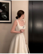 عرض ساخن فستان زفاف خفيف جديد فرنسي بسيط من الساتان بياقة هيبورن تسجيل تنورة بيضاء صغيرة فستان بحمالات الخصر