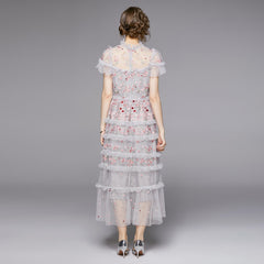 رقبة مستديرة من أوراق اللوتس وأكمام قصيرة شبكية شفافة وتطريز على شكل زهرة وخصر طويل كبير