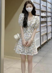 فستان قصير من الشيفون مُزين بالزهور لعام 2023 فستان نسائي فرنسي بياقة على شكل v وأكمام منتفخة وخصر نحيف فستان صيفي جميل تنورة 5*27