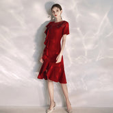 النمط الجديد بسيط وأنيق ونبيل. يمكنك عادة ارتداء ثوب الزفاف الأحمر