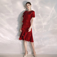 النمط الجديد بسيط وأنيق ونبيل. يمكنك عادة ارتداء ثوب الزفاف الأحمر