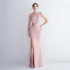 Long one-shoulder thank-you feast, slim-fit mermaid skirt.