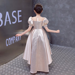 فستان منصة عرض للأطفال 2023 فستان بناتي جديد بأكمام منتفخة من الساتان على طراز المحكمة فستان عرض للفتيات الصغيرات