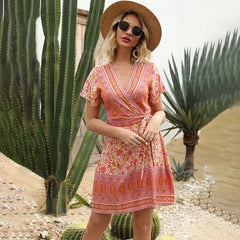 فستان نسائي بوهو قصير مطبوع عليه زهور فستان غير رسمي على شكل حرف V بأكمام قصيرة لحفلات الشاطئ فستان نسائي مكشكش ملفوف فيستيدوس