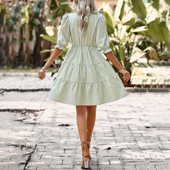 2023 فستان صيفي مزاجه ركاب تنورة قصيرة مخططة برقبة على شكل حرف V