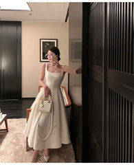 عرض ساخن فستان زفاف خفيف جديد فرنسي بسيط من الساتان بياقة هيبورن تسجيل تنورة بيضاء صغيرة فستان بحمالات الخصر