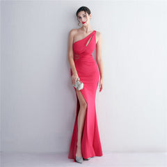 Long one-shoulder thank-you feast, slim-fit mermaid skirt.