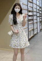 فستان قصير من الشيفون مُزين بالزهور لعام 2023 فستان نسائي فرنسي بياقة على شكل v وأكمام منتفخة وخصر نحيف فستان صيفي جميل تنورة 5*27