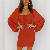 فستان قصير مثير بياقة مربعة وأكمام طويلة فستان نسائي أنيق بلون مستقيم فساتين ضيقة باللون الأحمر