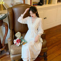 فستان 2023 دانتيل أنيق وحلو فرنسي للشارع سترة نسائية لطيفة وجذابة بأكمام طويلة ورقبة على شكل حرف v ريترو 4*24