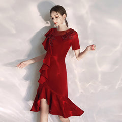 النمط الجديد بسيط وأنيق ونبيل. يمكنك عادة ارتداء ثوب الزفاف الأحمر