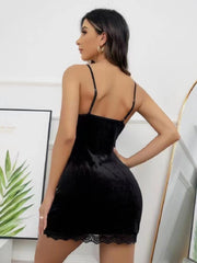 ملابس نوم نسائية مخملية ذهبية اللون