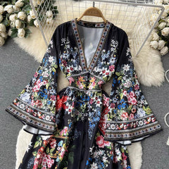 فستان بوهيمي عرقي مطبوع برقبة على شكل حرف V وأكمام جرس ومزاج أنيق