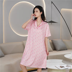 قميص نوم من الحرير الجليدي للسيدات ذو طية صدر السترة بأكمام قصيرة وتنورة قميص حريرية بطباعة شخصية غير رسمية تنورة قصيرة الأكمام للمنزل للبيع بالجملة