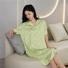 قميص نوم من الحرير الجليدي للسيدات ذو طية صدر السترة بأكمام قصيرة وتنورة قميص حريرية بطباعة شخصية غير رسمية تنورة قصيرة الأكمام للمنزل للبيع بالجملة