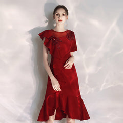 النمط الجديد بسيط وأنيق ونبيل. يمكنك عادة ارتداء ثوب الزفاف الأحمر