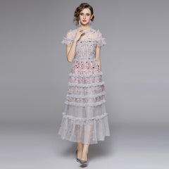 رقبة مستديرة من أوراق اللوتس وأكمام قصيرة شبكية شفافة وتطريز على شكل زهرة وخصر طويل كبير