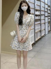 فستان قصير من الشيفون مُزين بالزهور لعام 2023 فستان نسائي فرنسي بياقة على شكل v وأكمام منتفخة وخصر نحيف فستان صيفي جميل تنورة 5*27