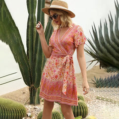 فستان نسائي بوهو قصير مطبوع عليه زهور فستان غير رسمي على شكل حرف V بأكمام قصيرة لحفلات الشاطئ فستان نسائي مكشكش ملفوف فيستيدوس