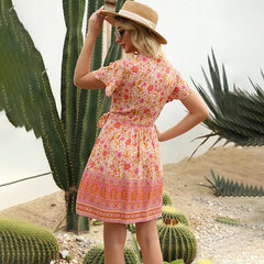 فستان نسائي بوهو قصير مطبوع عليه زهور فستان غير رسمي على شكل حرف V بأكمام قصيرة لحفلات الشاطئ فستان نسائي مكشكش ملفوف فيستيدوس
