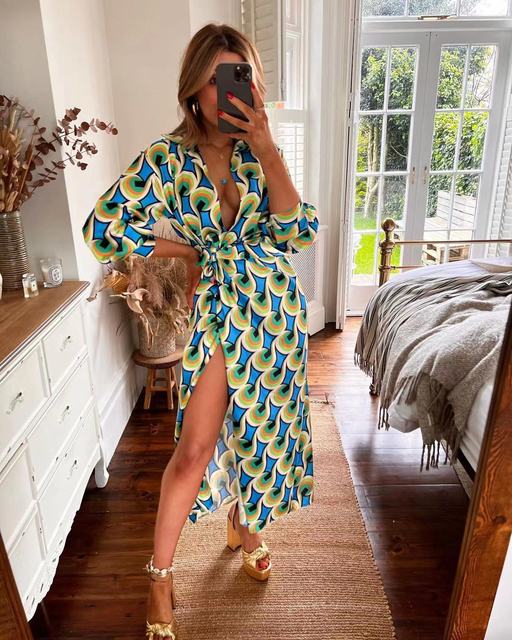 فستان نسائي مثير بفتحة على الخصر ورقبة على شكل حرف V 