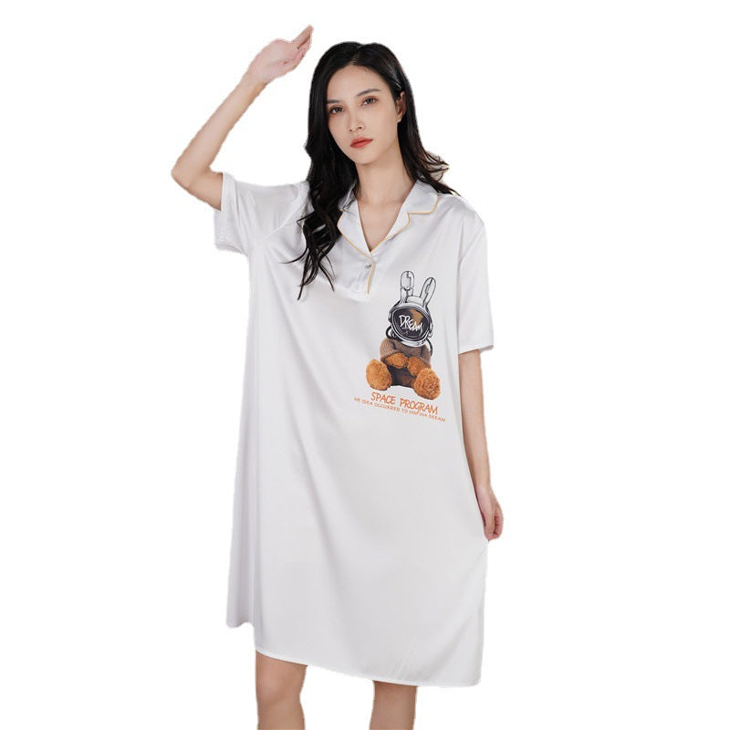 قميص نوم من الحرير الجليدي للسيدات ذو طية صدر السترة بأكمام قصيرة وتنورة قميص حريرية بطباعة شخصية غير رسمية تنورة قصيرة الأكمام للمنزل للبيع بالجملة 