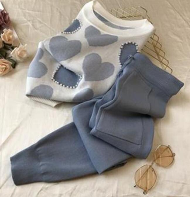 Casual fashion suit for small women who looks taller, younger and younger