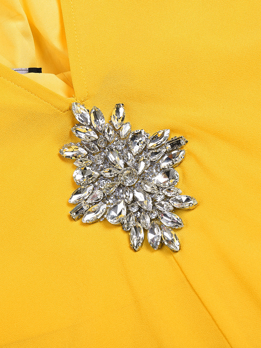 فستان شيفون أنيق مع خصر ماسي وفتحة في الحاشية