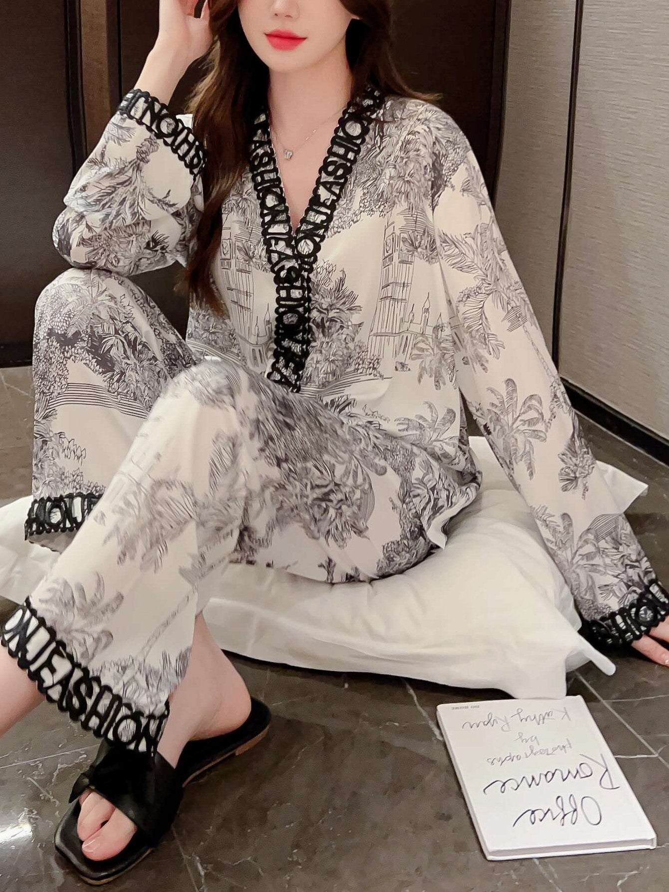 طقم بيجامات من الحرير الجليدي الثقيل بنمط الربيع والخريف 2023 نمط بسيط وخفيف يمكن الخروج ملابس منزلية بأكمام طويلة طقم مكون من قطعتين 