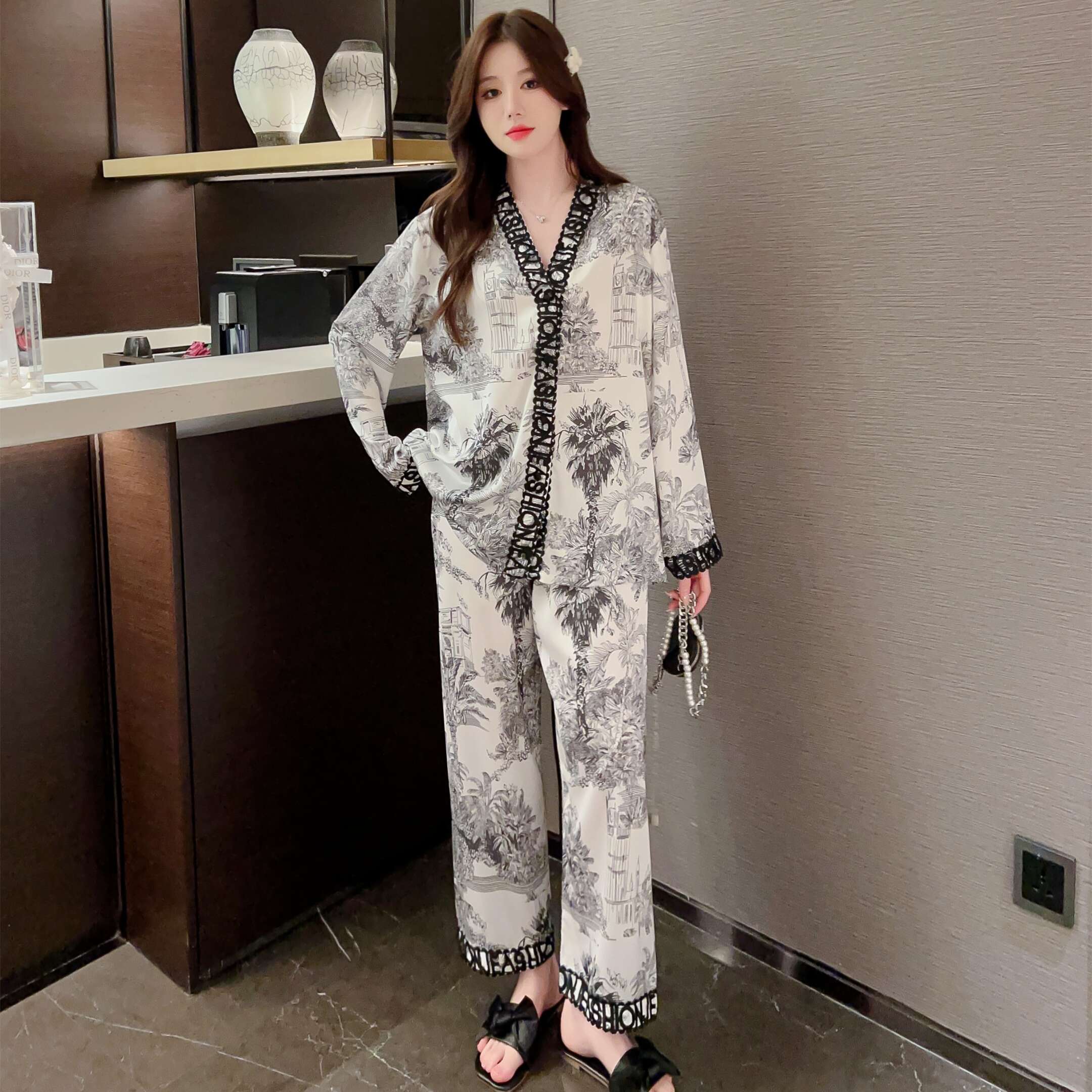 طقم بيجامات من الحرير الجليدي الثقيل بنمط الربيع والخريف 2023 نمط بسيط وخفيف يمكن الخروج ملابس منزلية بأكمام طويلة طقم مكون من قطعتين 