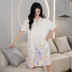 قميص نوم من الحرير الجليدي للسيدات ذو طية صدر السترة بأكمام قصيرة وتنورة قميص حريرية بطباعة شخصية غير رسمية تنورة قصيرة الأكمام للمنزل للبيع بالجملة 