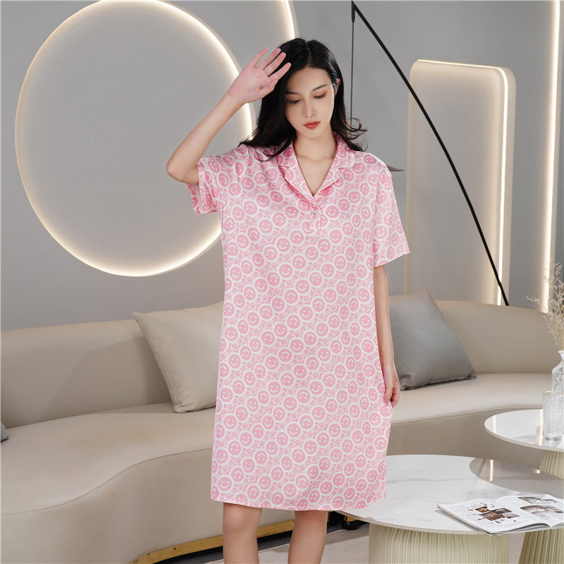 قميص نوم من الحرير الجليدي للسيدات ذو طية صدر السترة بأكمام قصيرة وتنورة قميص حريرية بطباعة شخصية غير رسمية تنورة قصيرة الأكمام للمنزل للبيع بالجملة 