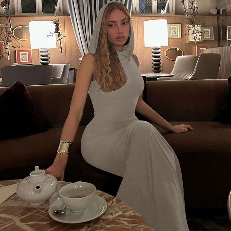 ملابس نسائية على الطراز الأوروبي والأمريكي موضة صيف 2023 فستان بدون أكمام بغطاء للرأس وفتحة خلفية جديدة لصيف 2023