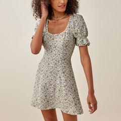 فستان صيفي قصير أنيق على شكل حرف A للنساء فستان شاطئ بأكمام قصيرة ومكشكش مطبوع عليه زهور فستان صيفي بوهو برقبة دائرية مع حزام 