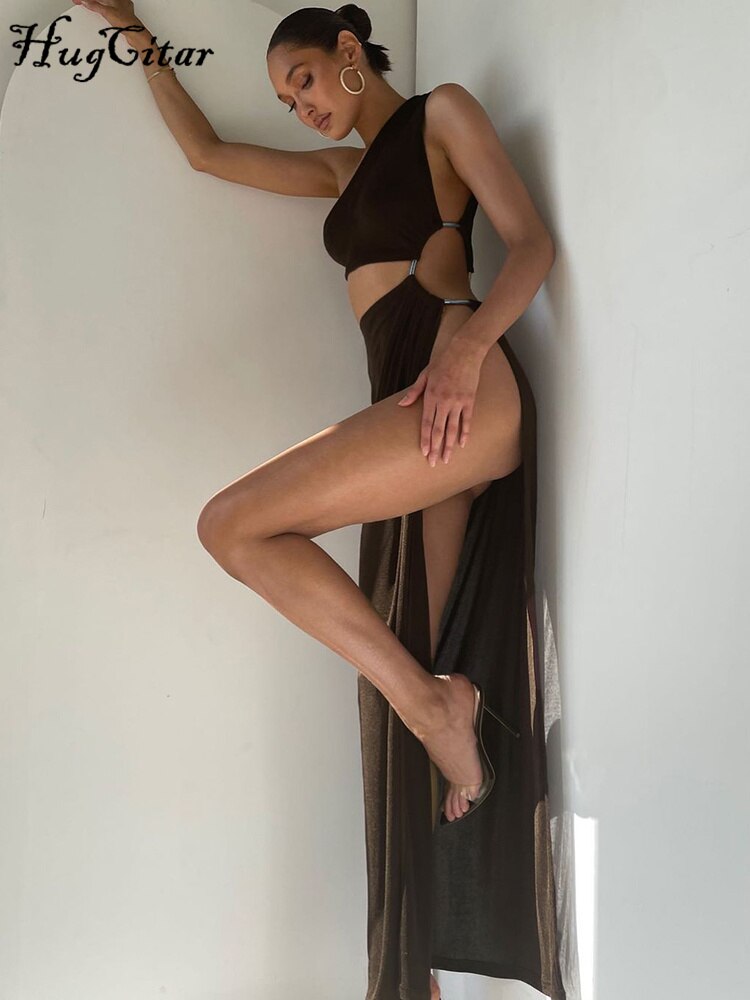 فستان طويل من Hugcitar بكتف واحد مفرغ وثنيات معدنية بسلسلة معدنية جديدة لعام 2022 فستان ضيق أنيق للسيدات Y2K 