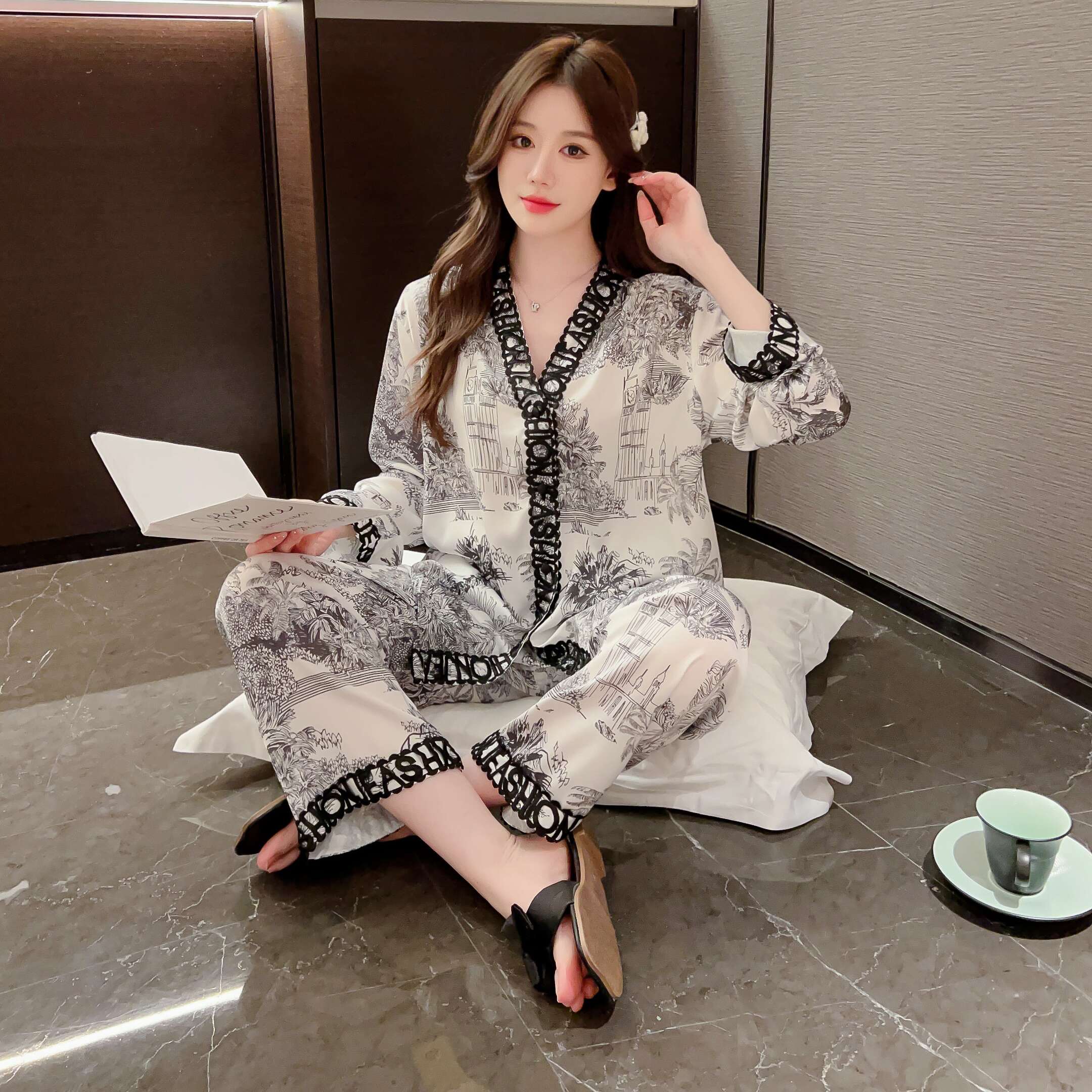 طقم بيجامات من الحرير الجليدي الثقيل بنمط الربيع والخريف 2023 نمط بسيط وخفيف يمكن الخروج ملابس منزلية بأكمام طويلة طقم مكون من قطعتين 