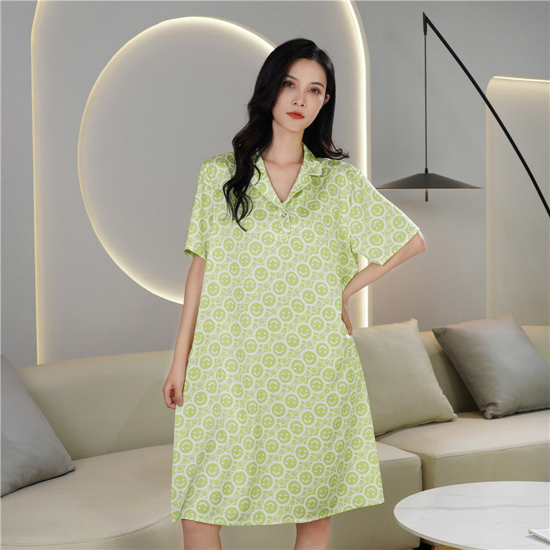 قميص نوم من الحرير الجليدي للسيدات ذو طية صدر السترة بأكمام قصيرة وتنورة قميص حريرية بطباعة شخصية غير رسمية تنورة قصيرة الأكمام للمنزل للبيع بالجملة 