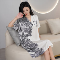 قميص نوم من الحرير الجليدي للسيدات ذو طية صدر السترة بأكمام قصيرة وتنورة قميص حريرية بطباعة شخصية غير رسمية تنورة قصيرة الأكمام للمنزل للبيع بالجملة 