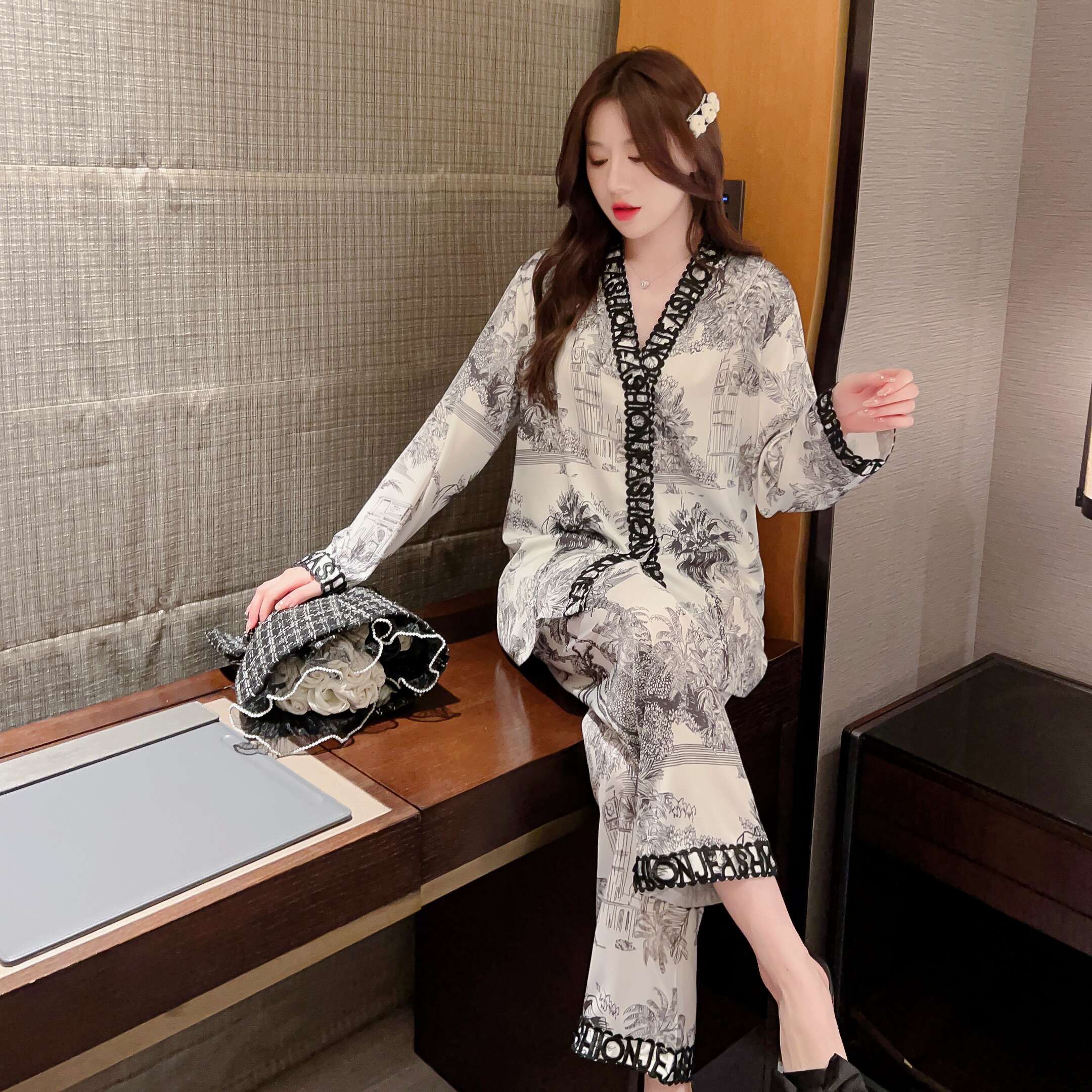 طقم بيجامات من الحرير الجليدي الثقيل بنمط الربيع والخريف 2023 نمط بسيط وخفيف يمكن الخروج ملابس منزلية بأكمام طويلة طقم مكون من قطعتين 